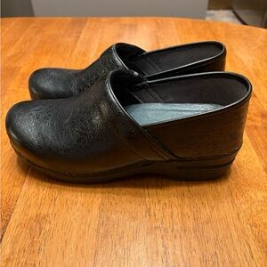 Black embossed Dansko XP clogs. Rarely worn.